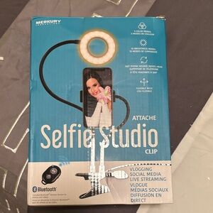 Merkury Selfie Studio Clip with LED Ring Light